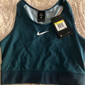 NWT Nike sports bra/crop top